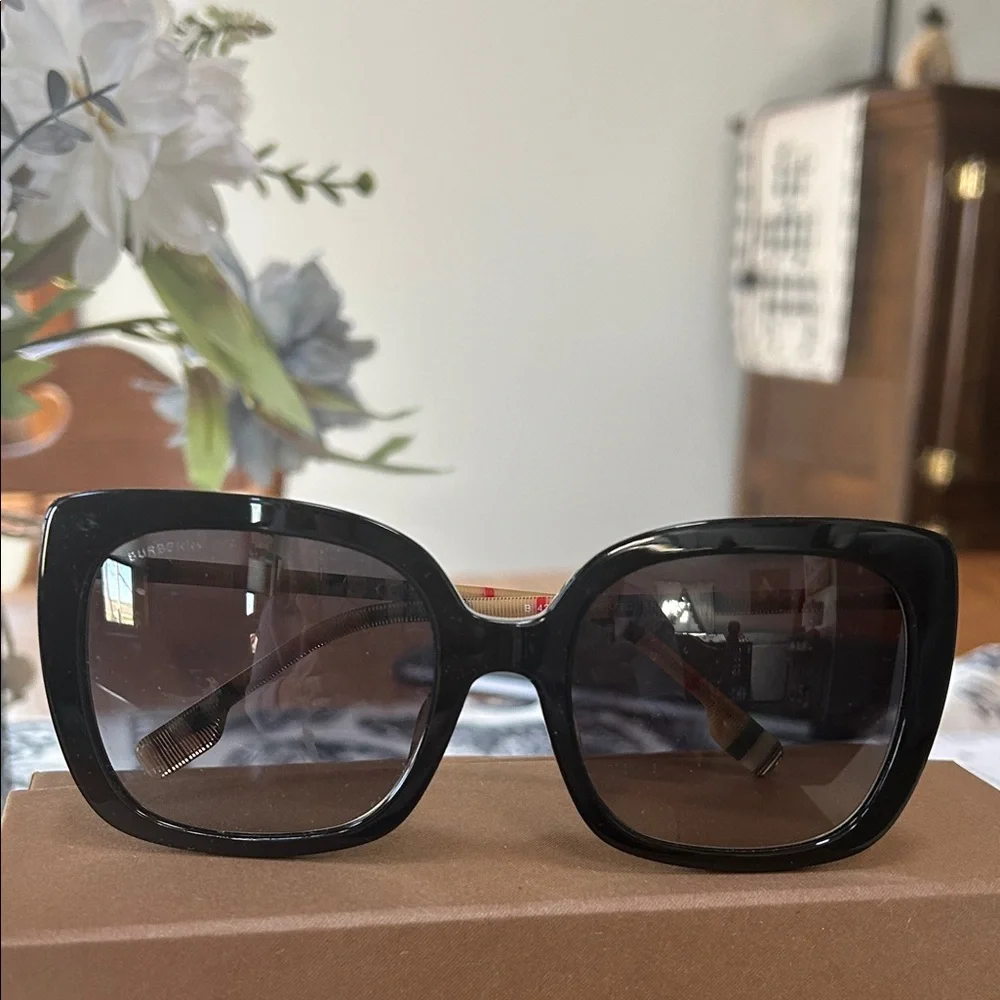 Burberry Black FramedWomen's Sunglasses with Nova Check Patterned Sides - Picture 2 of 4